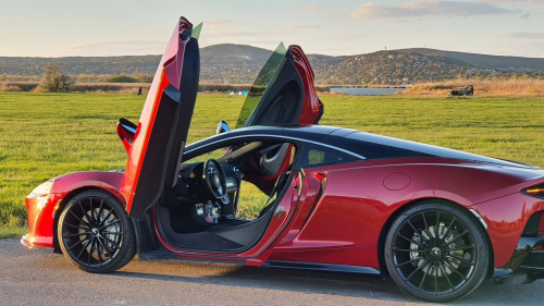 Gyönyörű McLaren GT autópályás vezetés 3