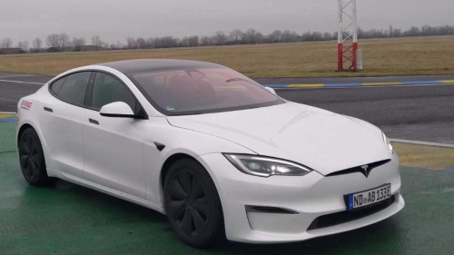 Tesla Model S Plaid élményautózás gyerekeknek a Kakucs Ringen 1