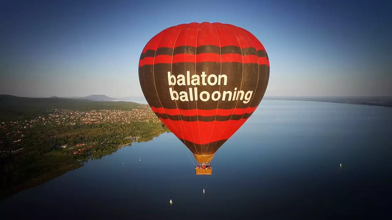 Balatoni hőlégballonozás a Keszthelyi-öböl felett fő kép