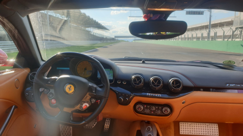 800 Le-s Ferrari F12 Berlinetta autópályás élményvezetés 2