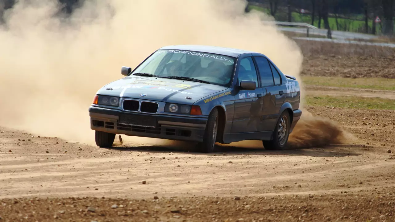 BMW 325i-vel csapatás 1,5 km-es rallycross pályán Sopron mellett fő kép