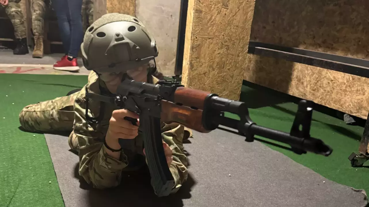 Gyerekeknek szituációs gyakorlás profi airsoft fegyverekkel fő kép