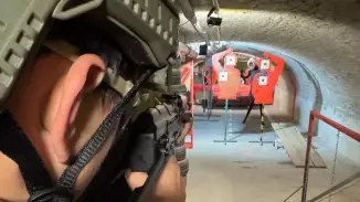Airsoft harc egymás ellen taktikai labirintusban Cegléden