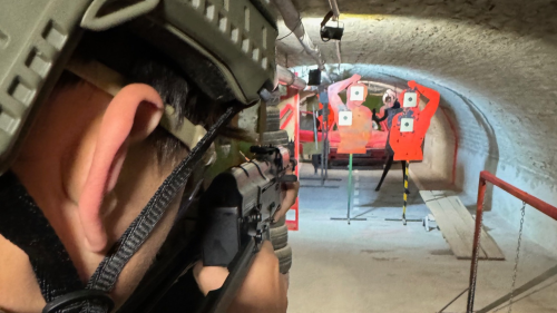 Airsoft harc egymás ellen taktikai labirintusban Cegléden 1