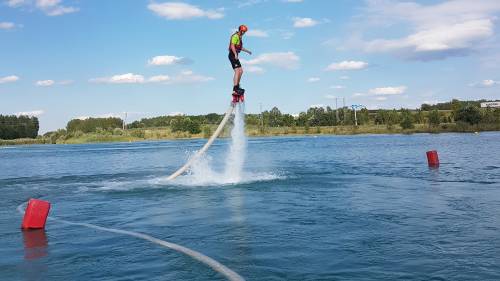 Flyboard élmény tengerkék tavon Budapest szélén 8