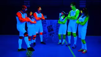 Neonfényes ütközések! – UV Buborékfoci élmény Budapesten