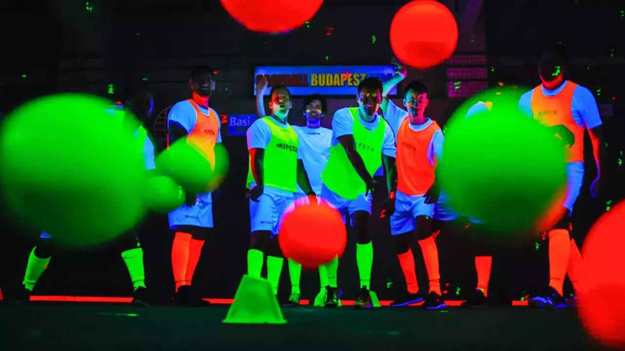 Dobd be magad! – Neon Dodgeball, azaz UV Kidobós élmény Budapesten fő kép