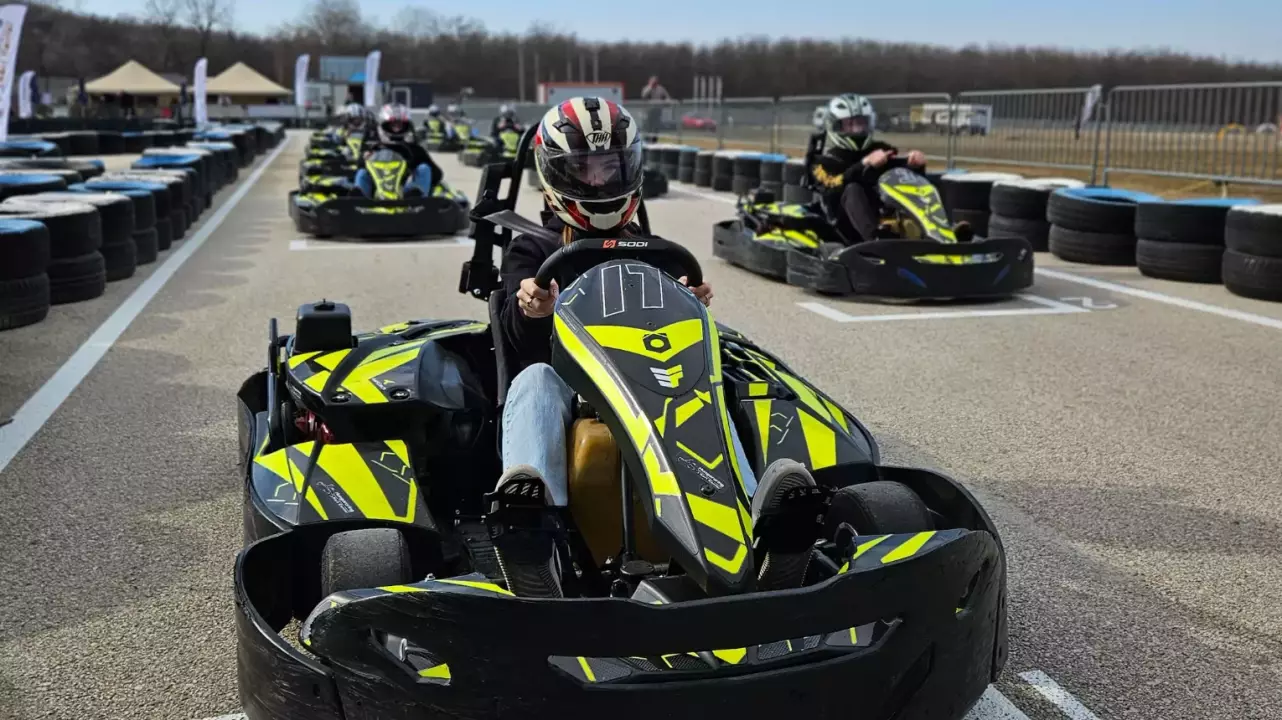 Mini GP gokart versenycsomag dobogós díjkiosztóval és éremmel fő kép