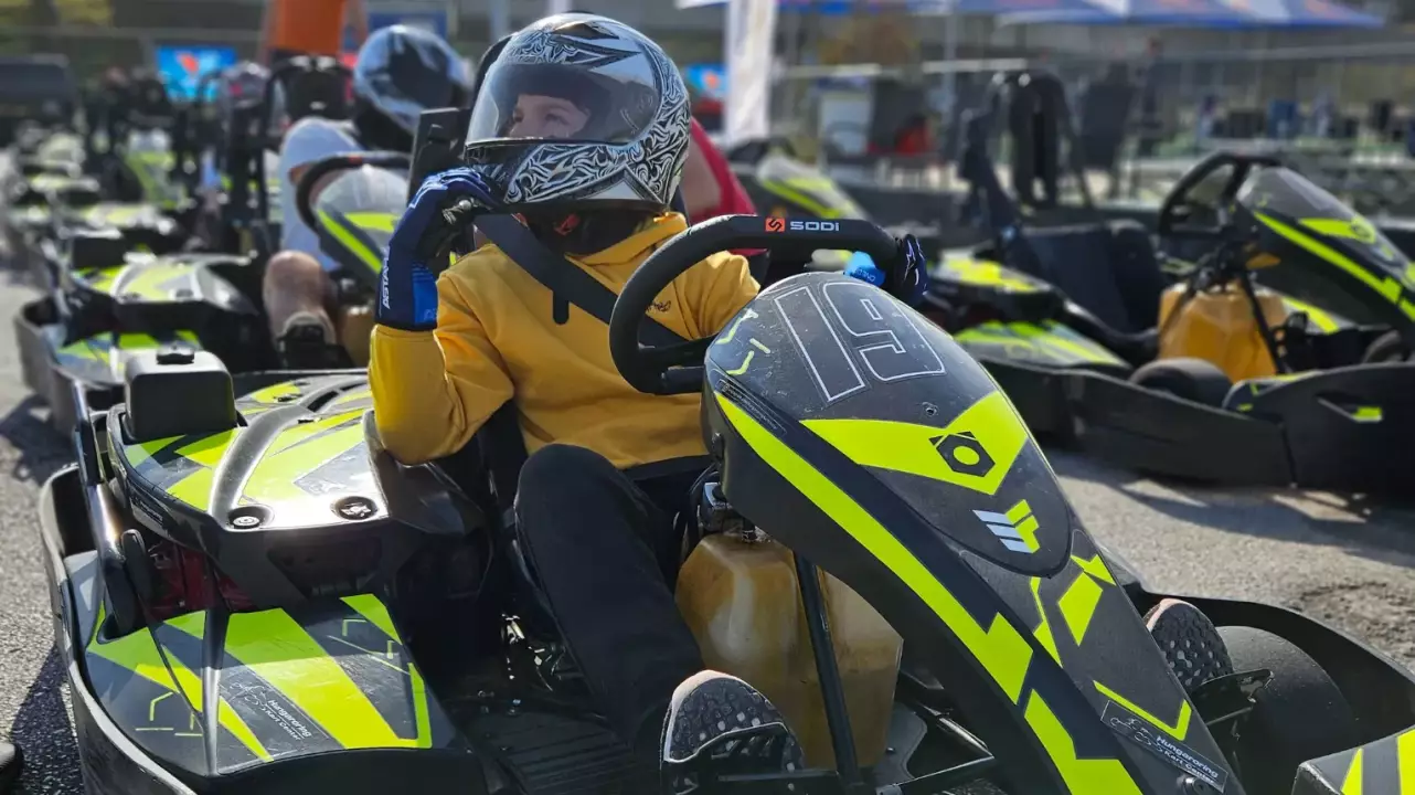 Gokartozás a Hungaroring gokartpályáján/ 3 futamos menetre fő kép