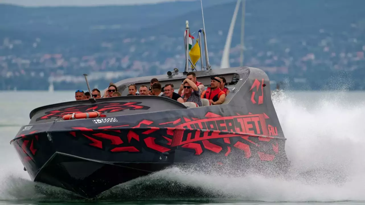 HyperJet Adrenalin élményhajózás Balatonon 880 Le-ős motorcsónakkal fő kép