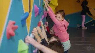 Boulder falmászás gyerekeknek Egerben – Profi oktatóval és felszereléssel!