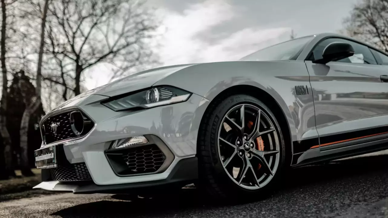 Bérelj egy brutális Mach 1-es Ford Mustangot fő kép