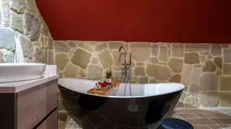 Szerelmeseknek irány az Ámor lakosztály a Nagy Pince Borhotelben