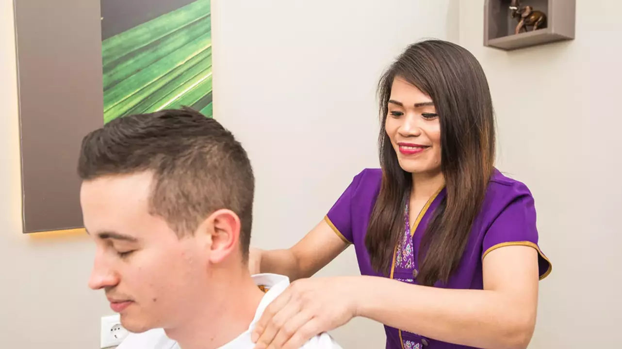 Relaxáló thai hátmasszázs a siófoki Karma szalonban fő kép