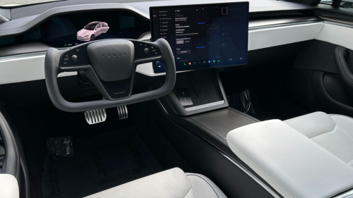 Tesla Model S Plaid utcai élményvezetés 1