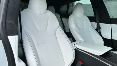 Tesla Model S Plaid utcai élményvezetés 5