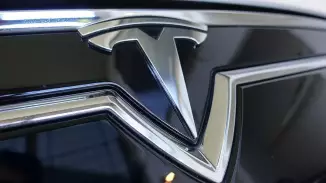 Tesla Model S 85 -2014 ezüst kölcsönzése