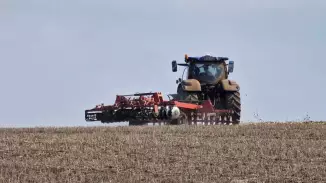 Traktor élményvezetés szántóföldi körülmények között! Tatán