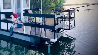 Fixen lekötött úszóház bérlés a Tisza-tavon, motoros csónakkal